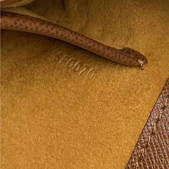 Louis Vuitton musette tango short. Monogram - Picture 10 of 16